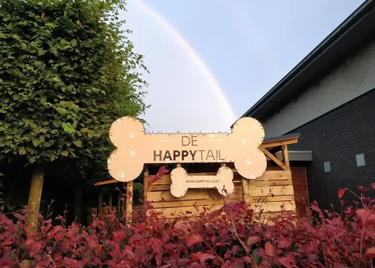 Voorkant van het trimsalon met de handelsnaam De Happytail